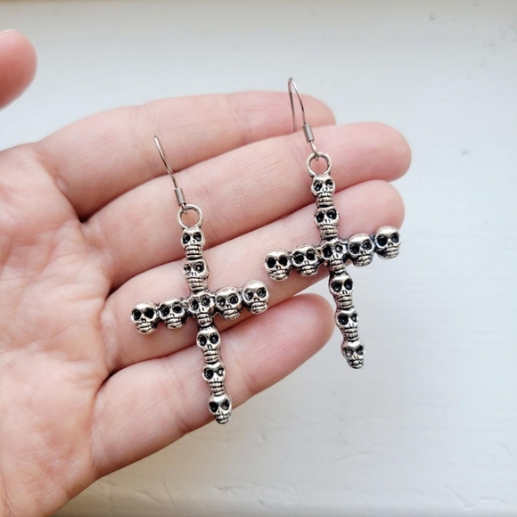 Pair of Silver Simple Classic Skull Skeleton Bones Cross Hook Drop Earrings - Picture 2 of 8